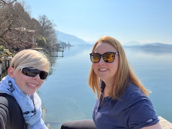 Selfie: Zwei Frauen mit See-Panorama