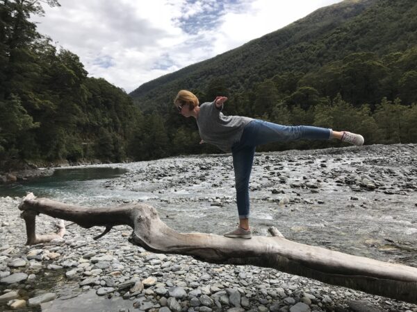 Yogapose Krieger III in der Natur