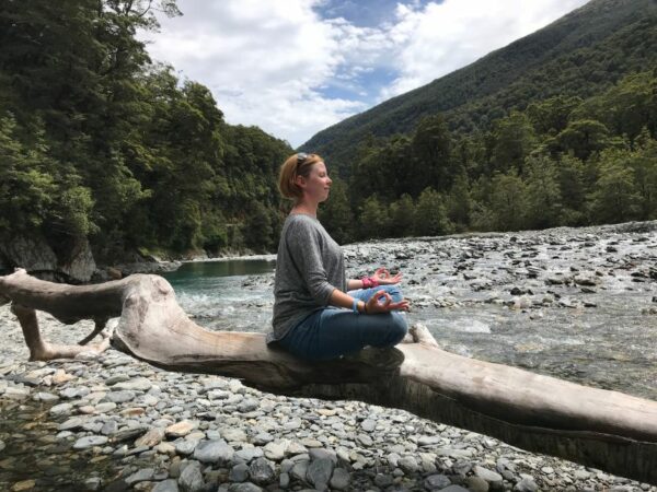 Frau meditiert in der Natur