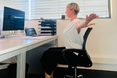 Yoga im Büro: Die Arme weit ausbreiten.