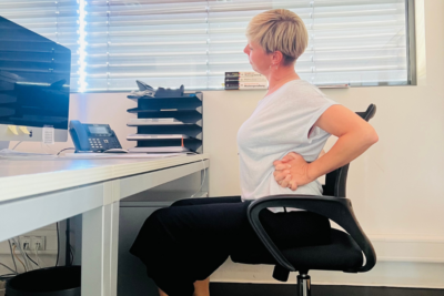 Yoga im Büros: seitliches Nackendehnen