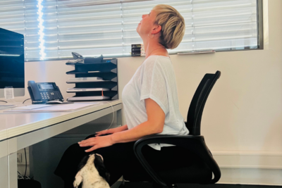 Yoga im Büro: Den Kopf bewegen, als würdest du Ja oder Nein sagen wollen
