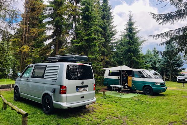 Zwei VW Camper auf dem Camping Platz