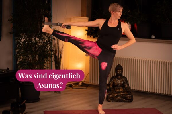 Was sind Asanas? Titelbild mit Beispielpose.