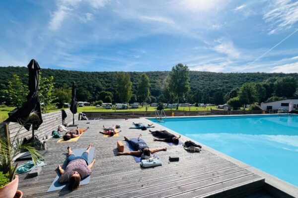 Yoga Gruppe am Pool