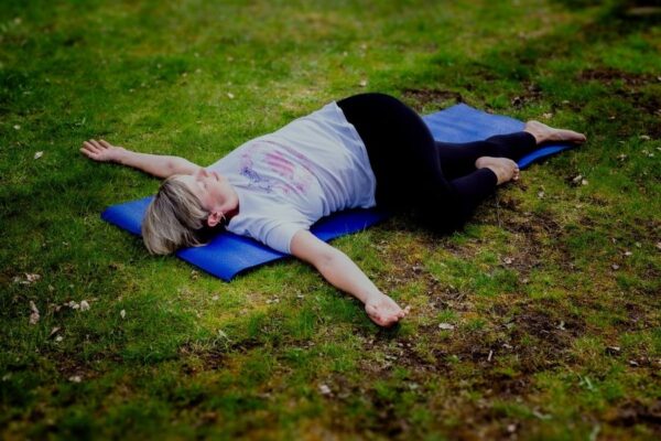 entspannte Yogaposition: liegender Twist