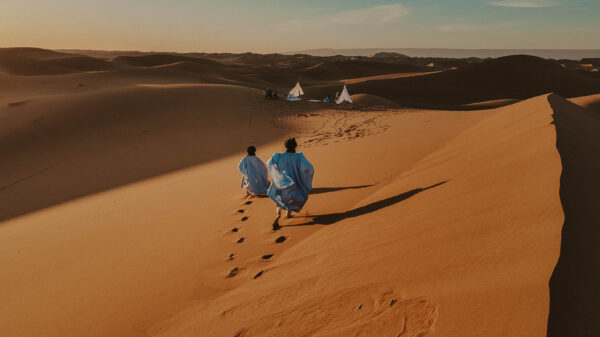 Dünen, Nomaden und Zelte in der Sahara