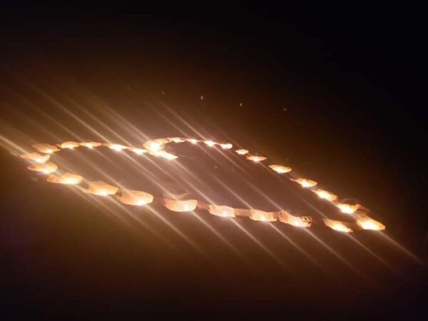 Herz aus Kerzenlicht in der Sahara